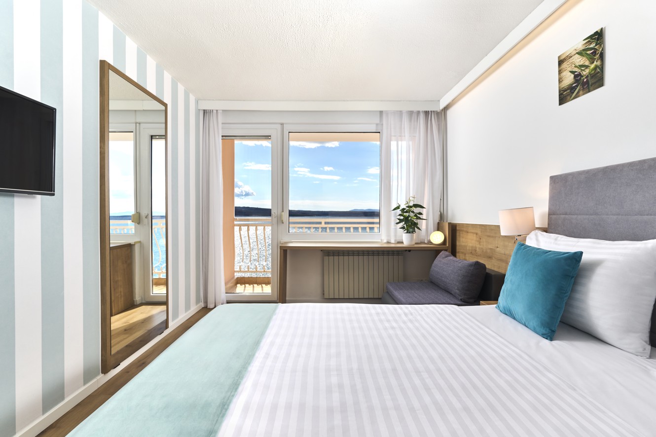 Slaapkamerview van het Mediteran Maradiso Hotel by Aminess met modern design.