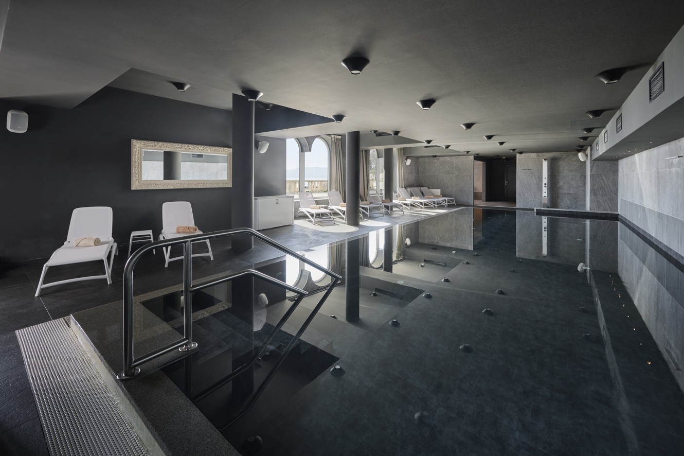 Notranji wellness bazen z ležalniki v Aminess Vival Lišanj Family Hotelu, popoln za sprostitev in regeneracijo med dopustom na hrvaški obali.