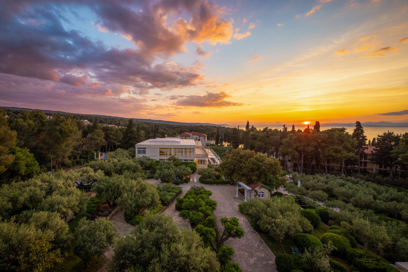 Aminess Vival Valeris Resort na Braču u suton, okružen maslinama i mediteranskim vrtom, s pogledom na more