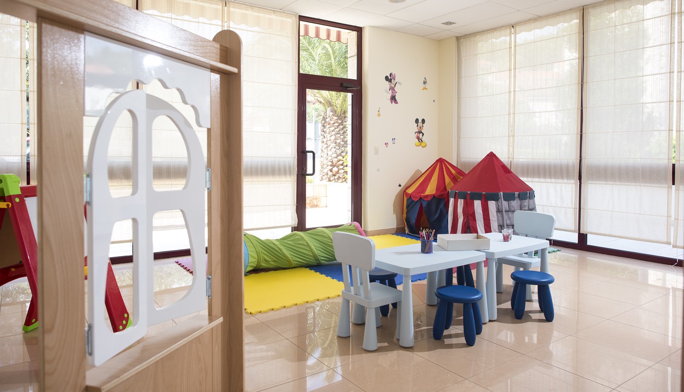 Unutrašnja igraonica unutar Maradiso Marko Polo by Aminess koja nudi razne igre za djecu.