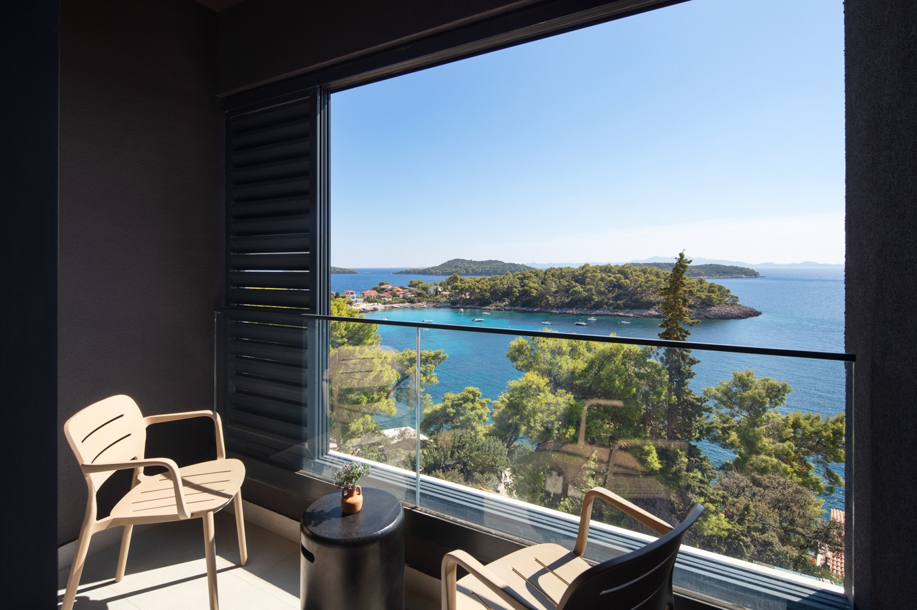 Terras van een kamer in Aminess Alfir Resort met buitenzitplaatsen en open uitzicht op zee in een rustige mediterrane sfeer