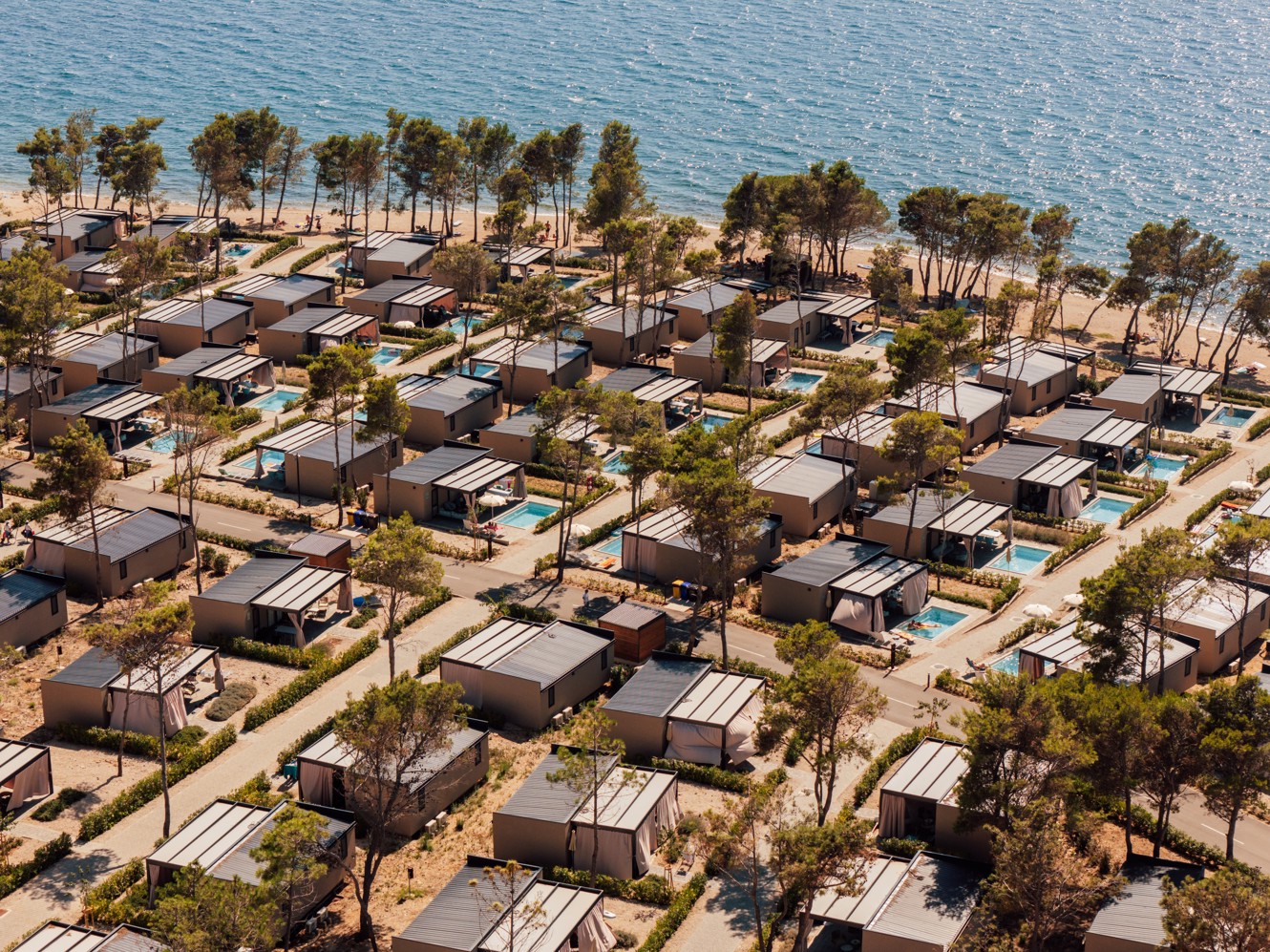 Luftaufnahme der Mobilheime im Aminess Style Camping Avalona Resort am Meer