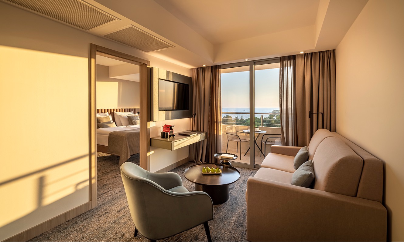 Camera Superior con balcone, lato mare, presso l’Hotel Vival Maestral a Novigrad, Istria.