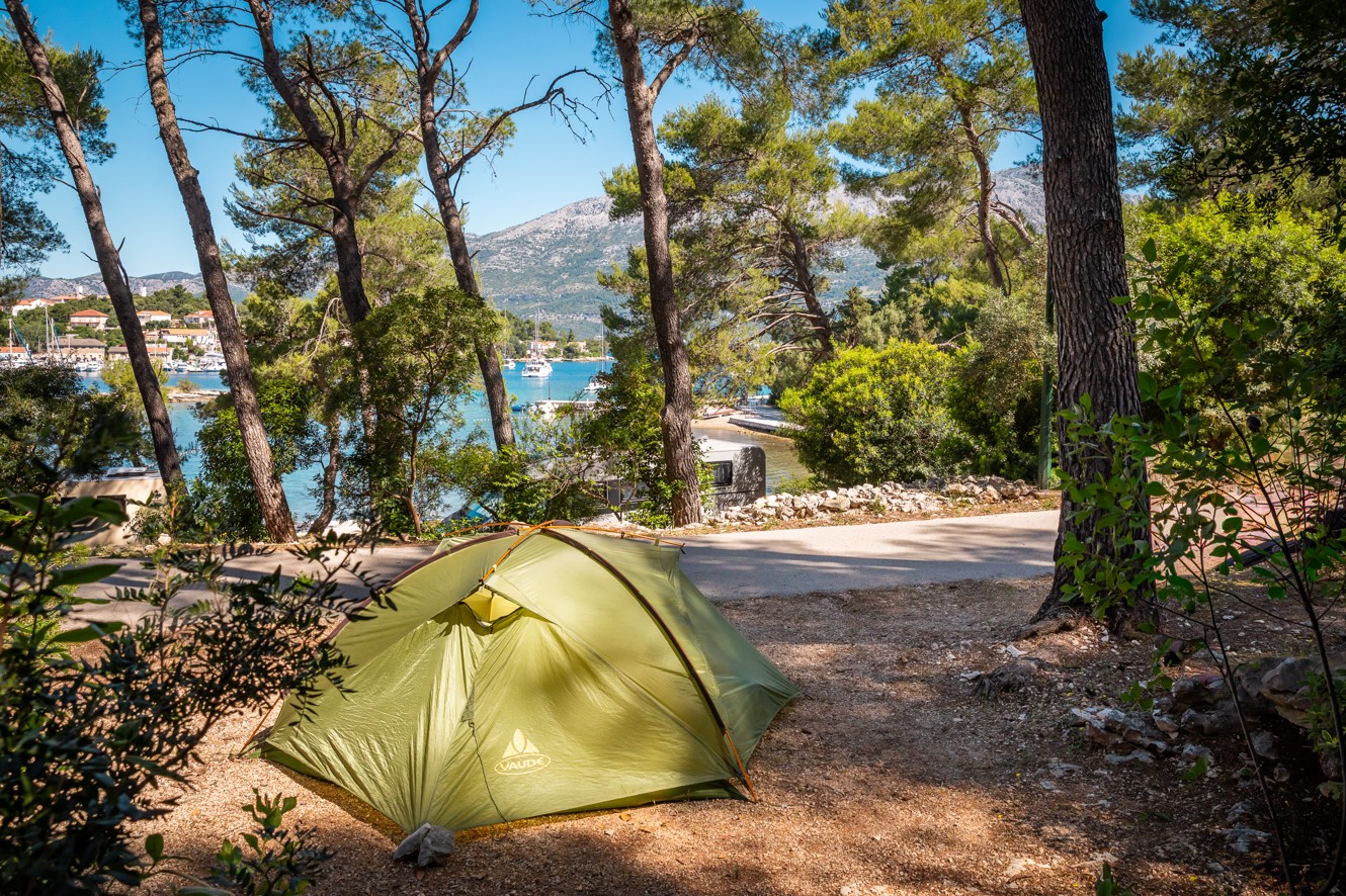 Standardplaats bij Aminess Planet Camping Port9 Resort met tent en uitzicht op zee.