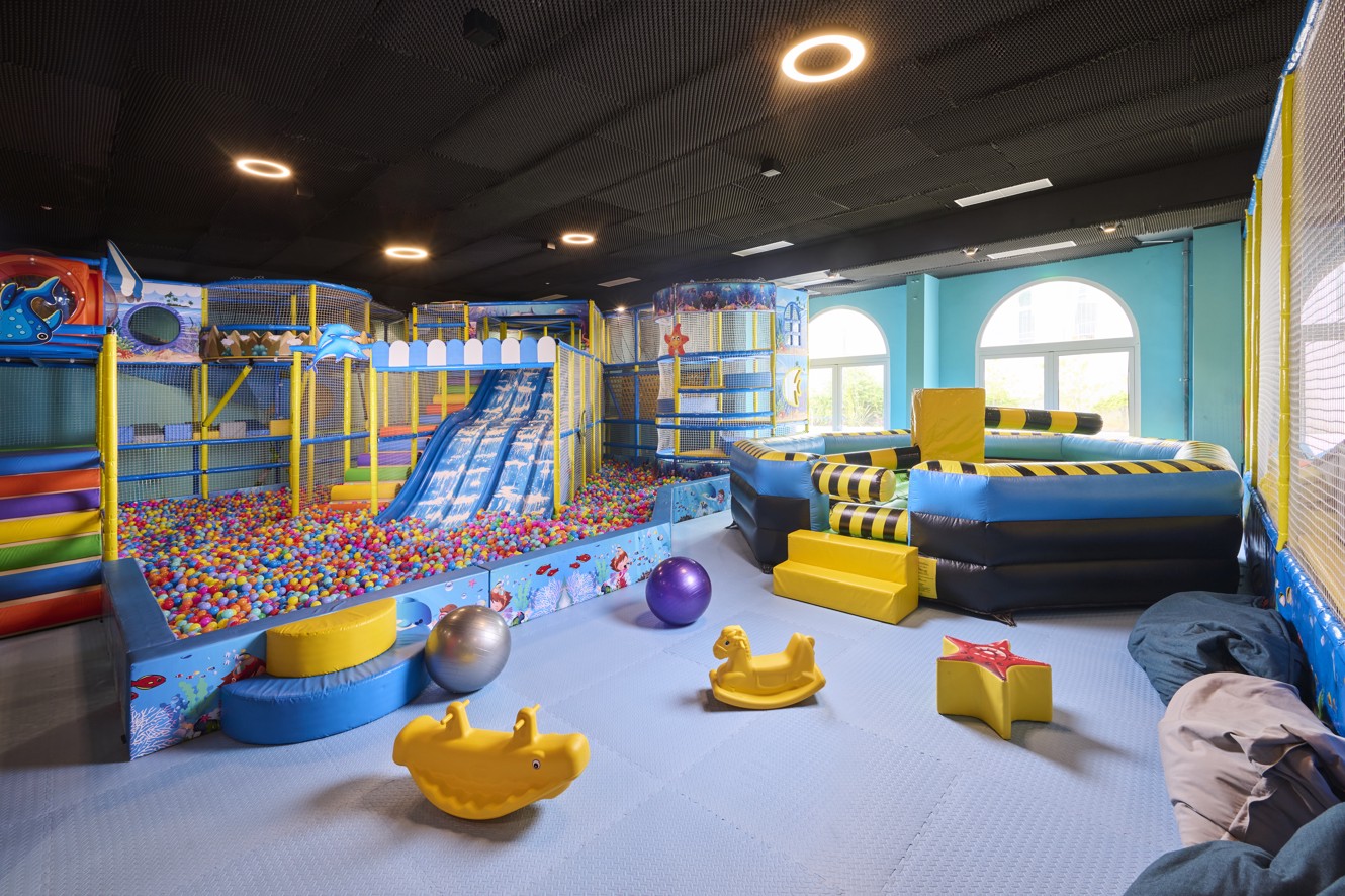 Parco divertimenti interno con piscina di palline e area giochi presso Aminess Vival Casa Lišanj.