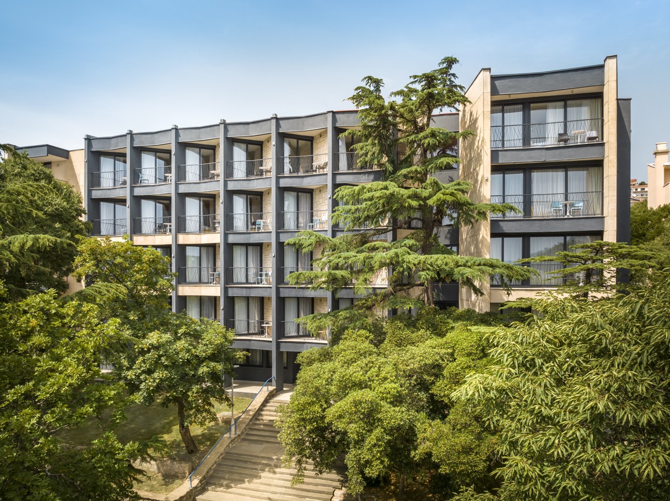 Vista esterna di Aminess Vival Casa Lišanj, circondata da alberi a Novi Vinodolski.