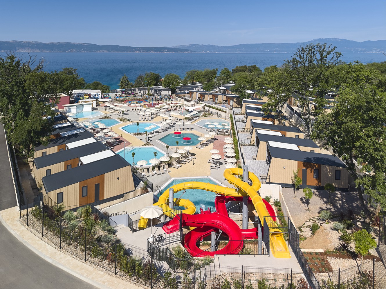 Complesso di piscine con scivoli e vista mare all'Aminess Atea Camping Resort.