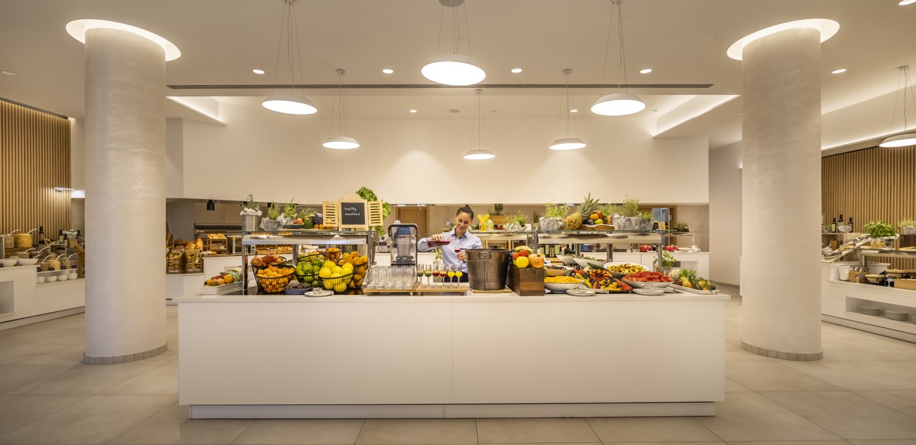 Ein großzügiges üppiges Buffet mit einer Vielzahl an Speisen im Aminess Laurel Khalani Hotel.