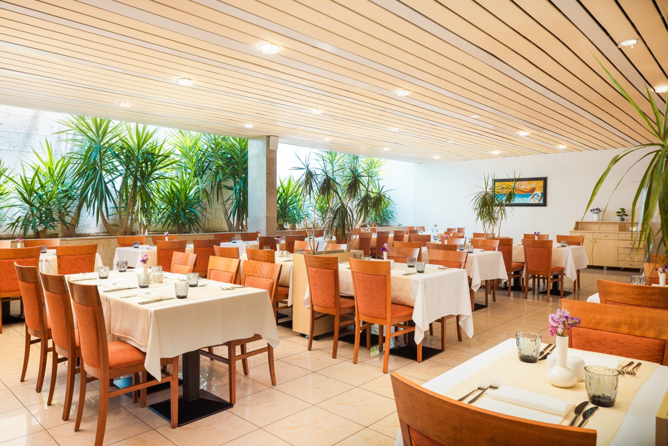 Unutrašnjost restorana hotela, s uredno poredanim stolovima i stolicama, šarenim dekorom i ugodnom atmosferom u Maradiso Marko Polo by Aminess.