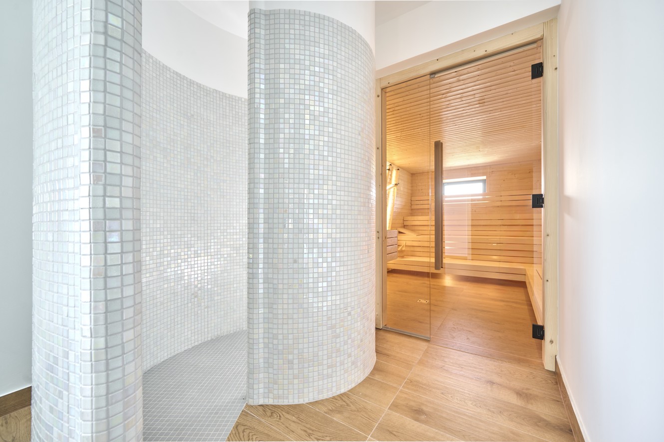 Prostorna spa cona z lesenimi notranjimi prostori v Aminess Style Camping Atea Resort, ki gostom nudi mirno zatočišče.