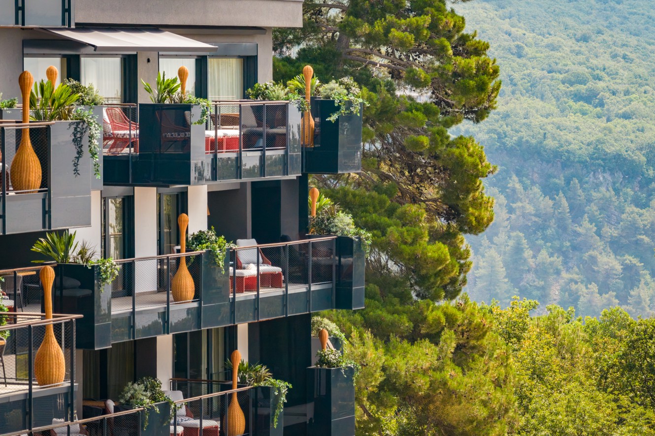 Eksterijer hotela Younique Vollo Hotel Residences by Aminess s balkonima i pogledom na šumu.