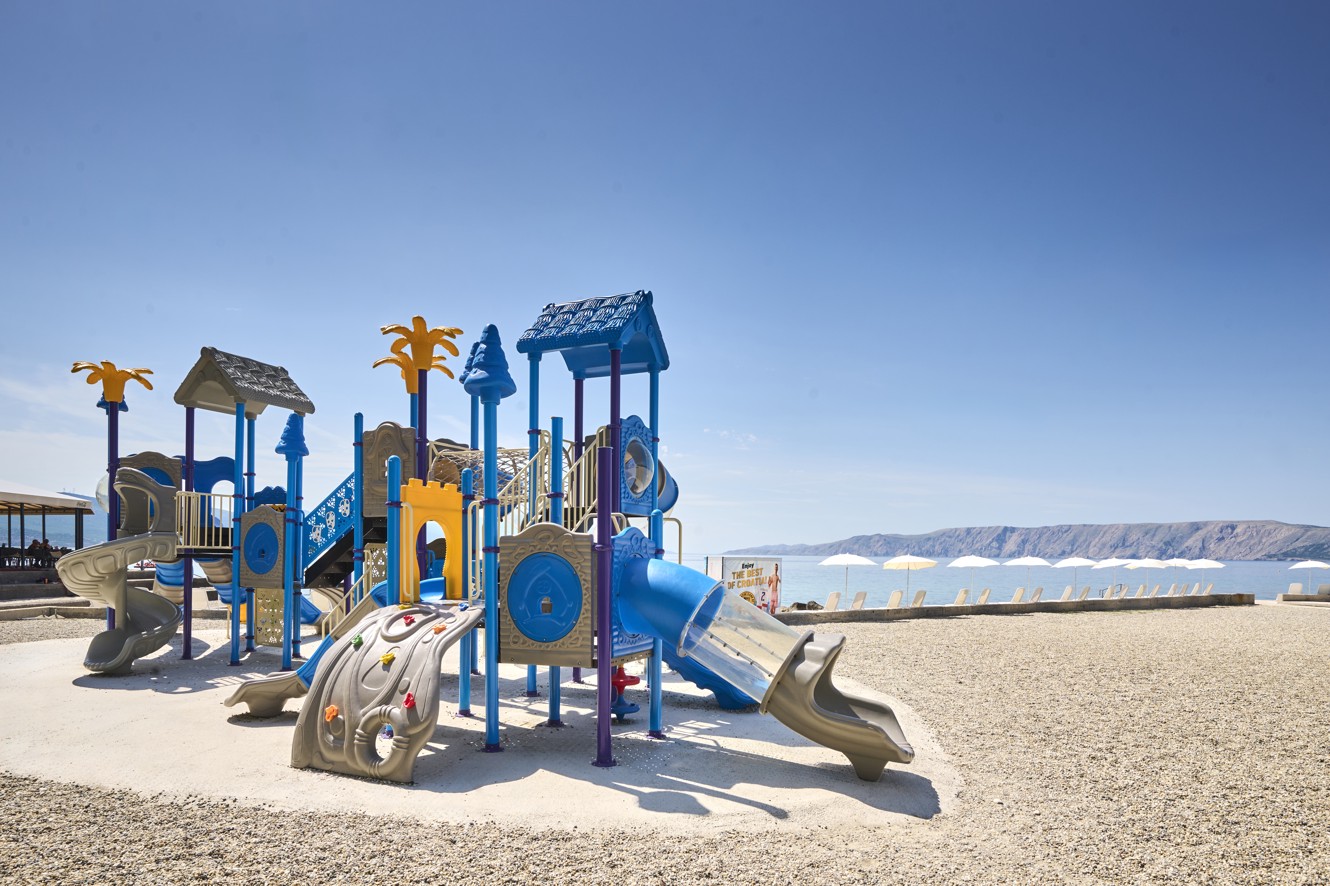 Parco giochi sulla spiaggia davanti all’hotel per famiglie Aminess Lišanj Casa.