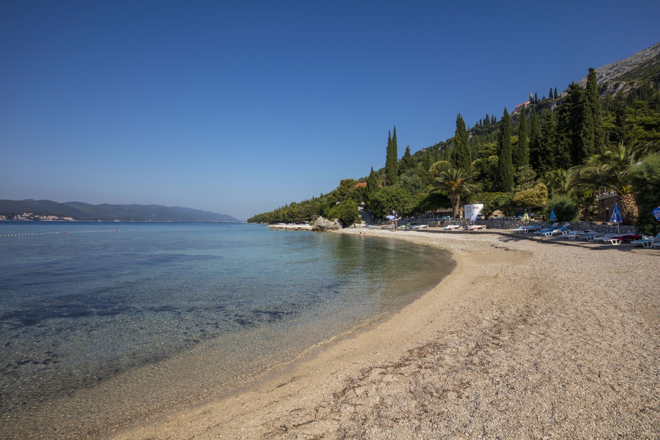 Rotsachtig strand bij zeefront hotel bij Maradiso Orsan door Aminess Hotel.