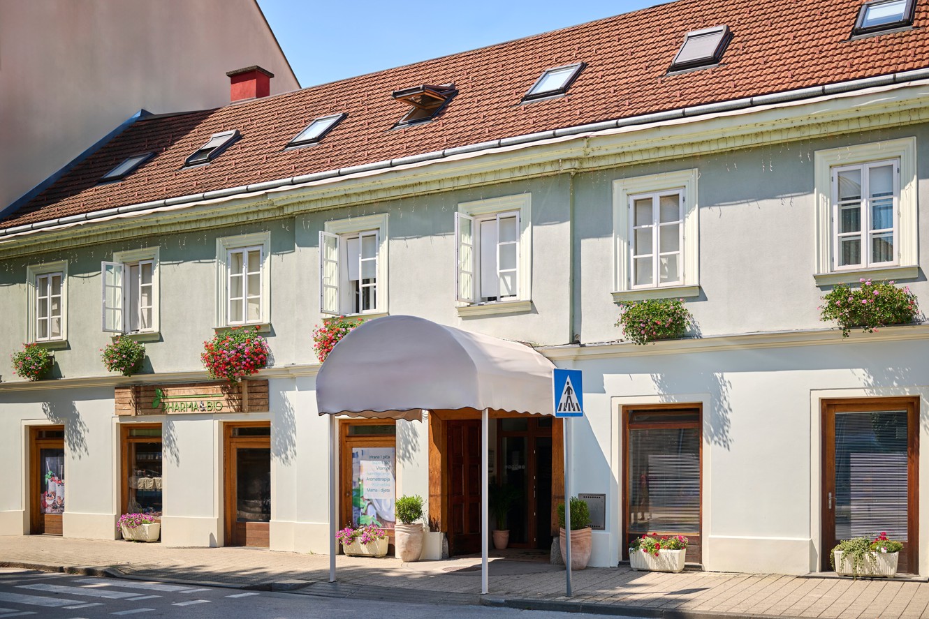 Esterno dell hotel Aminess a Karlovac con ingresso e fiori lungo la strada