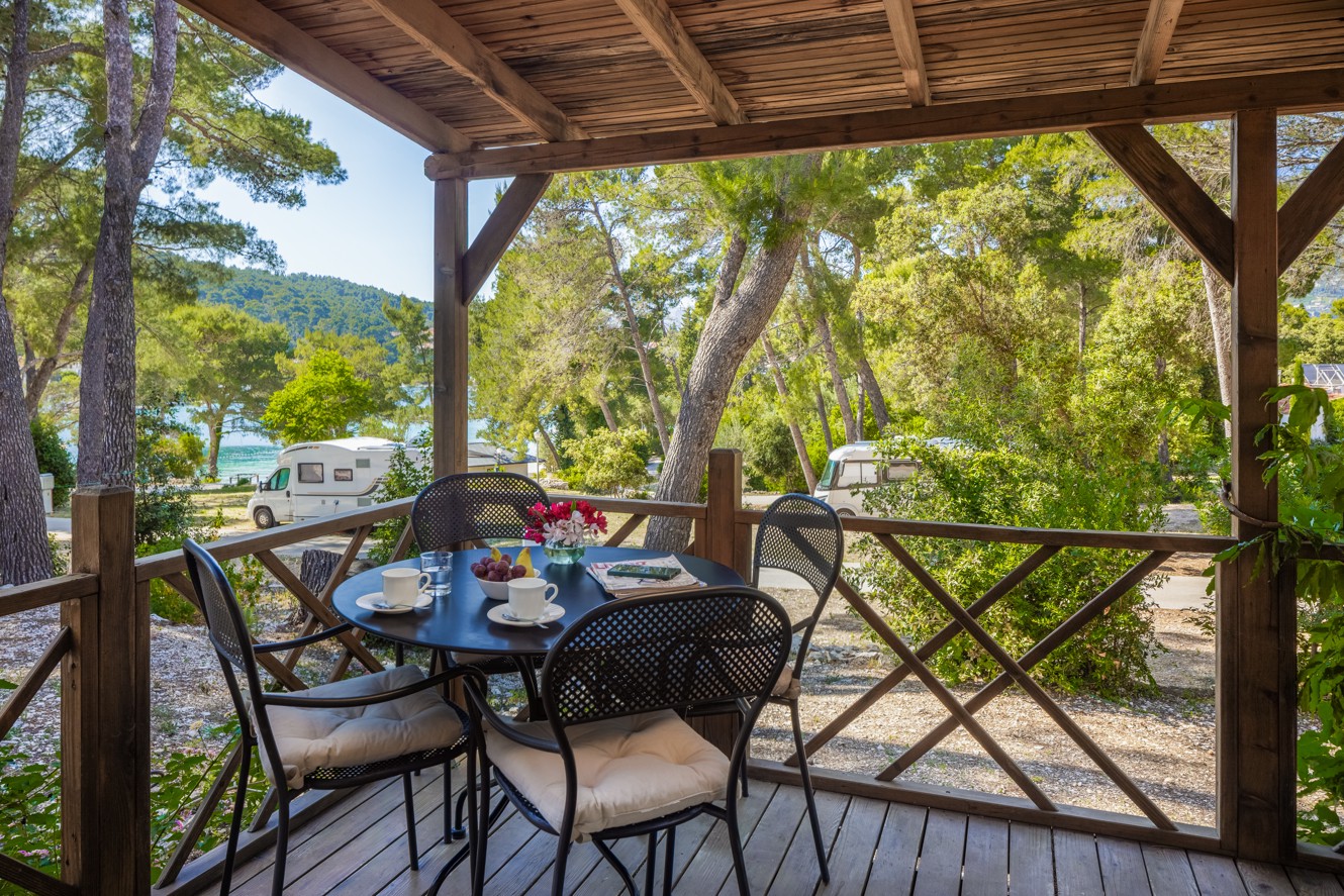 Terras voor de stacaravan op Port9 Planet Camping by Aminess, Korčula.