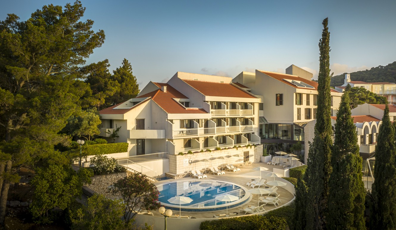 Mediterranes modernes, Mid-Century-Stil Stein Design auf der Insel Korcula im Aminess Younique Liburna Hotel.