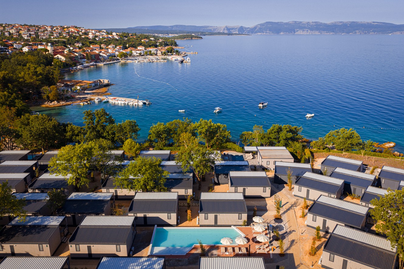 Luchtfoto van stacaravans met privézwembad en panoramisch uitzicht op zee in Aminess Style Camping Atea Resort.