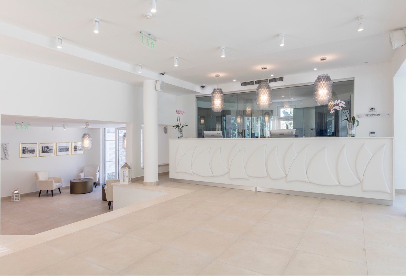 Geräumige und helle Hotelrezeption mit moderner Dekoration und einer einladenden Atmosphäre in der Nähe von Aminess Casa Bellevue