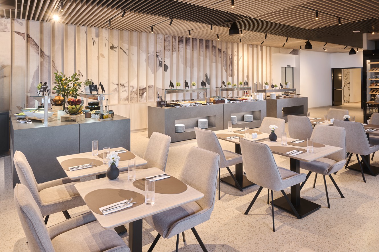 Restoran hotela Aminess Florian Godler s buffetom i stolovima.