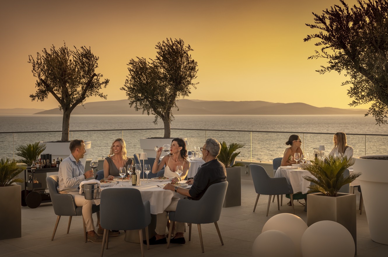 Abendessen bei Sonnenuntergang im Rooftop-Restaurant The Above des Aminess Khalani Hotels in Makarska