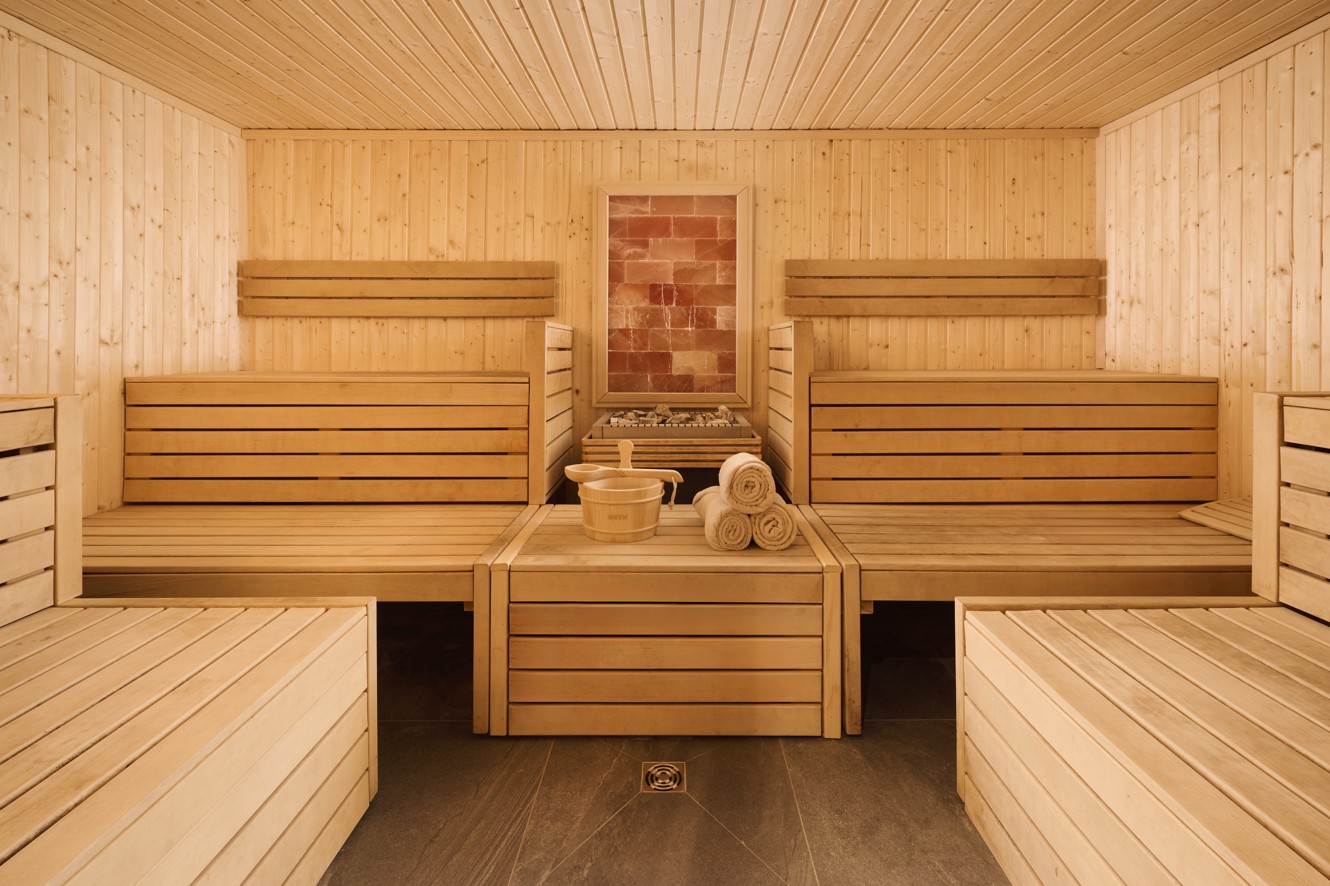 Elegante sauna in legno presso l’Aminess Vival Lišanj Family Hotel, perfetta per il relax e il benessere durante una vacanza in famiglia sulla costa croata.