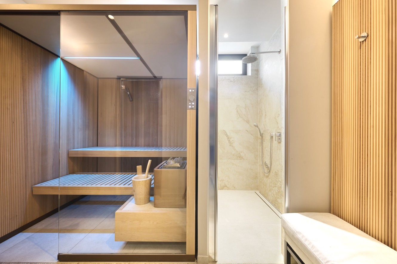 Sauna i prysznic w strefie wellness hotelu Aminess Florian and Godler.