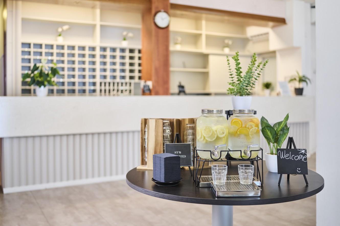 Welkomstbord en verfrissingen bij de receptie van Mediteran Maradiso Hotel by Aminess