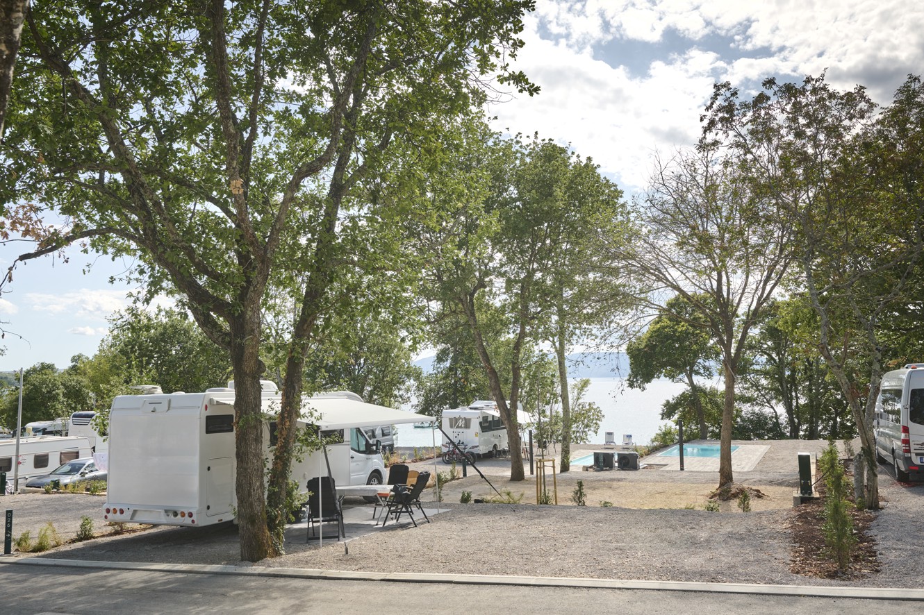 Premium območje bazena v Aminess Style Camping Atea Resort z območji za sprostitev in sodobnimi objekti.