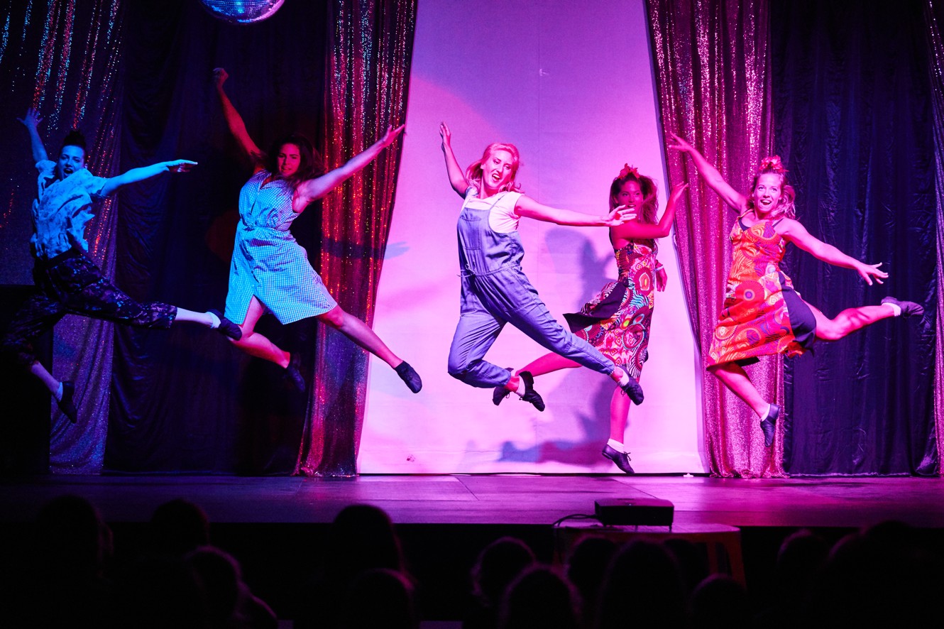 Spettacolo di danza serale, una performance divertente ed energica che arricchisce la tua vacanza.