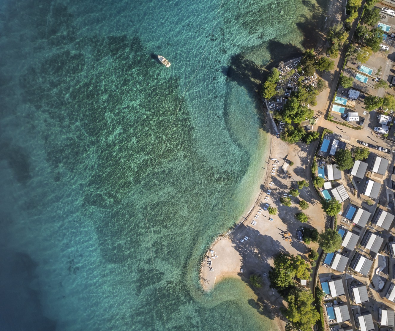 Plaža in kristalno čisto morje iz ptičje perspektive, Aminess Style Camping Atea Resort