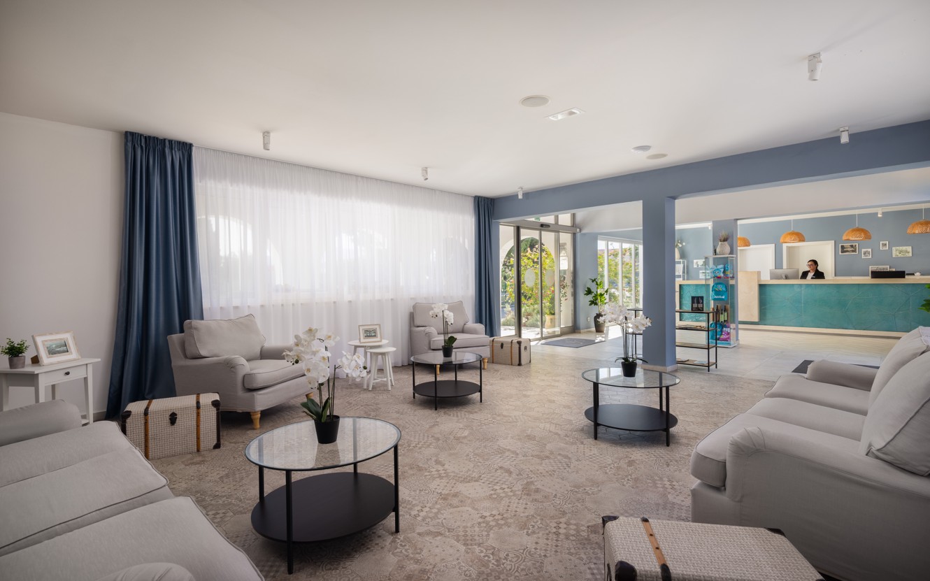 Predvorje Aminess Vival Port9 Resorta s prostorom za sjedenje i recepcijom.