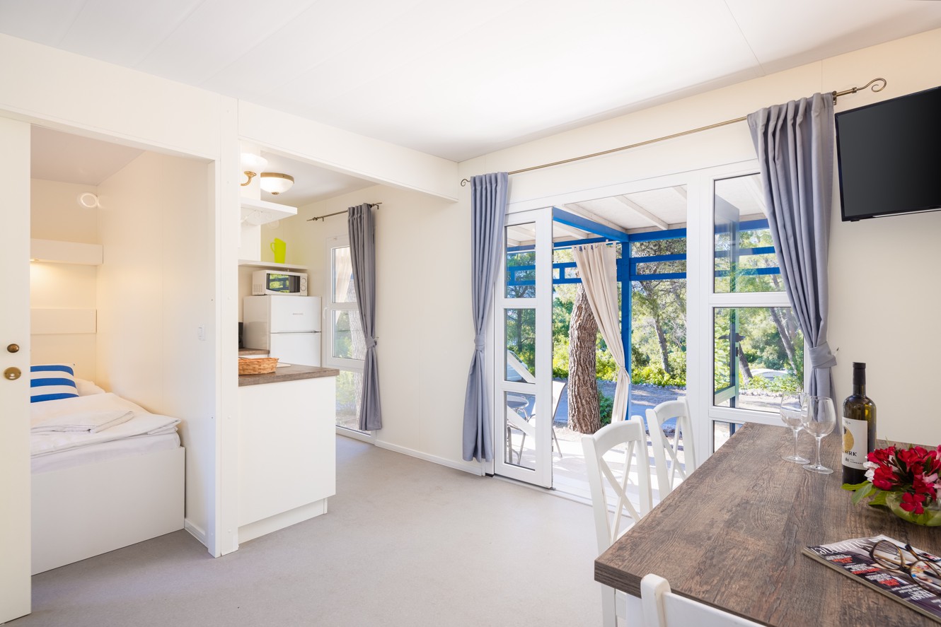 Interieur van Marko Polo Holiday Home op Port9 Planet Camping by Aminess, Korčula.