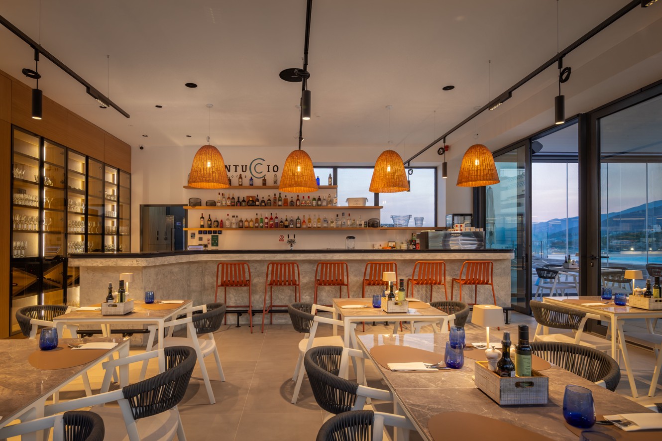 Moderan interijer restorana Il Cantuccio u Aminess resortu s toplim mediteranskim ugođajem, otvorenom kuhinjom i elegantnim blagovaonskim prostorom