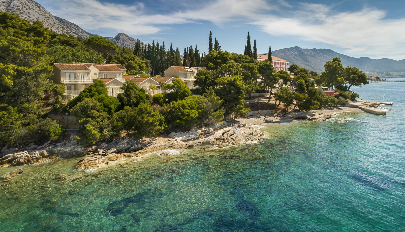 Ein Luftbild des Aminess Maradiso Bellevue Village, eingebettet entlang der malerischen Küste von Orebic, Peljesac.