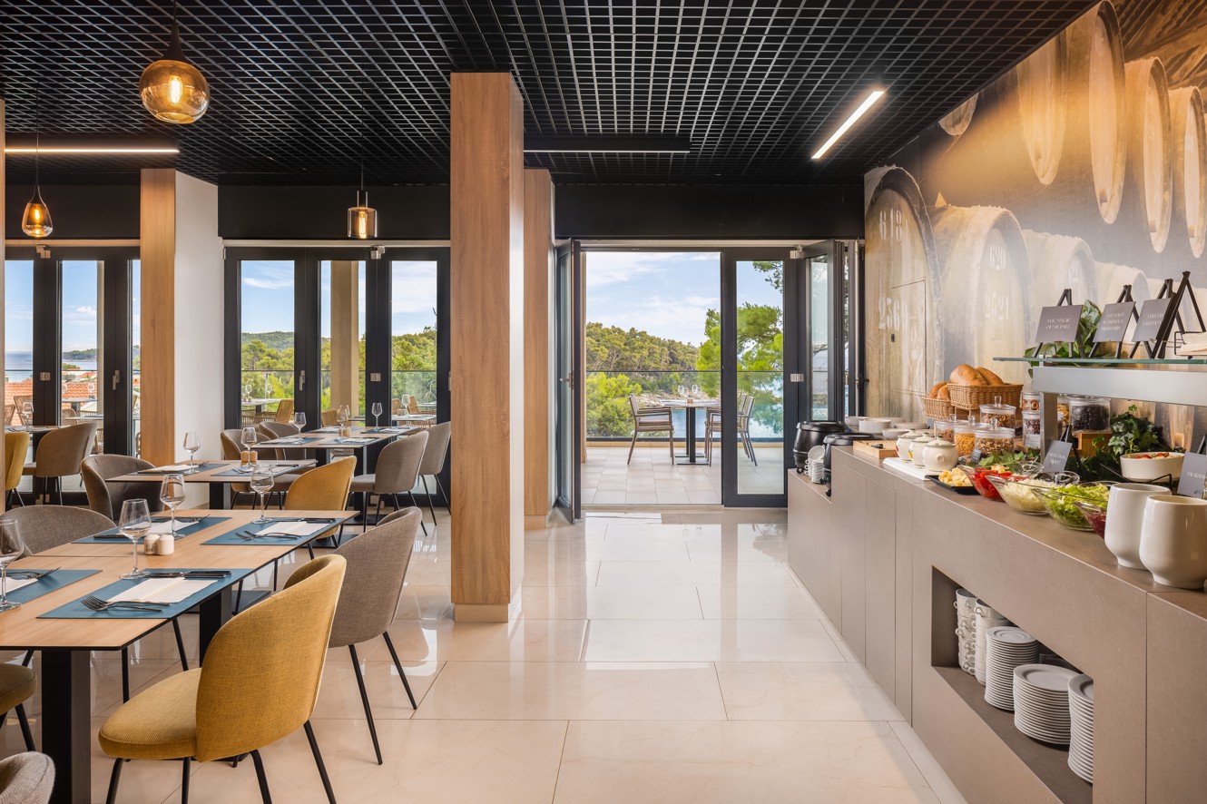 Restaurant van Aminess Alfir Hotel met ontbijtbuffet en uitzicht op het groen.