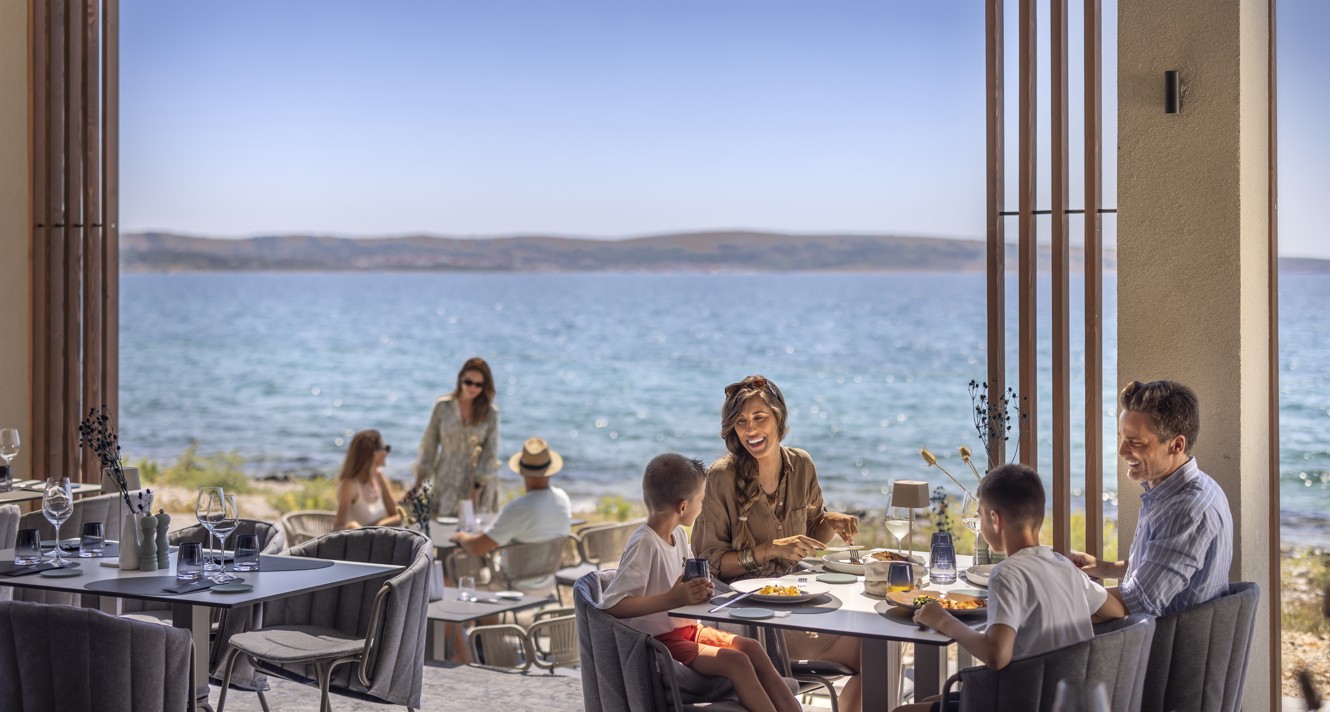 Familie beim Abendessen auf der Restaurantterrasse mit Meerblick im Avalona Resort