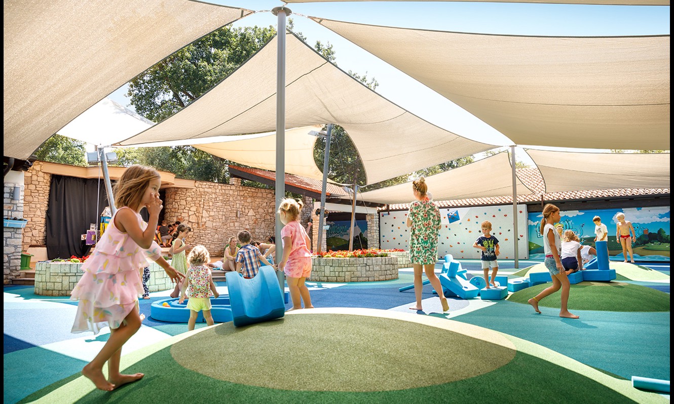 Kinder spielen im Animationszentrum im Aminess Planet Camping Maravea Resort, Novigrad Kroatien