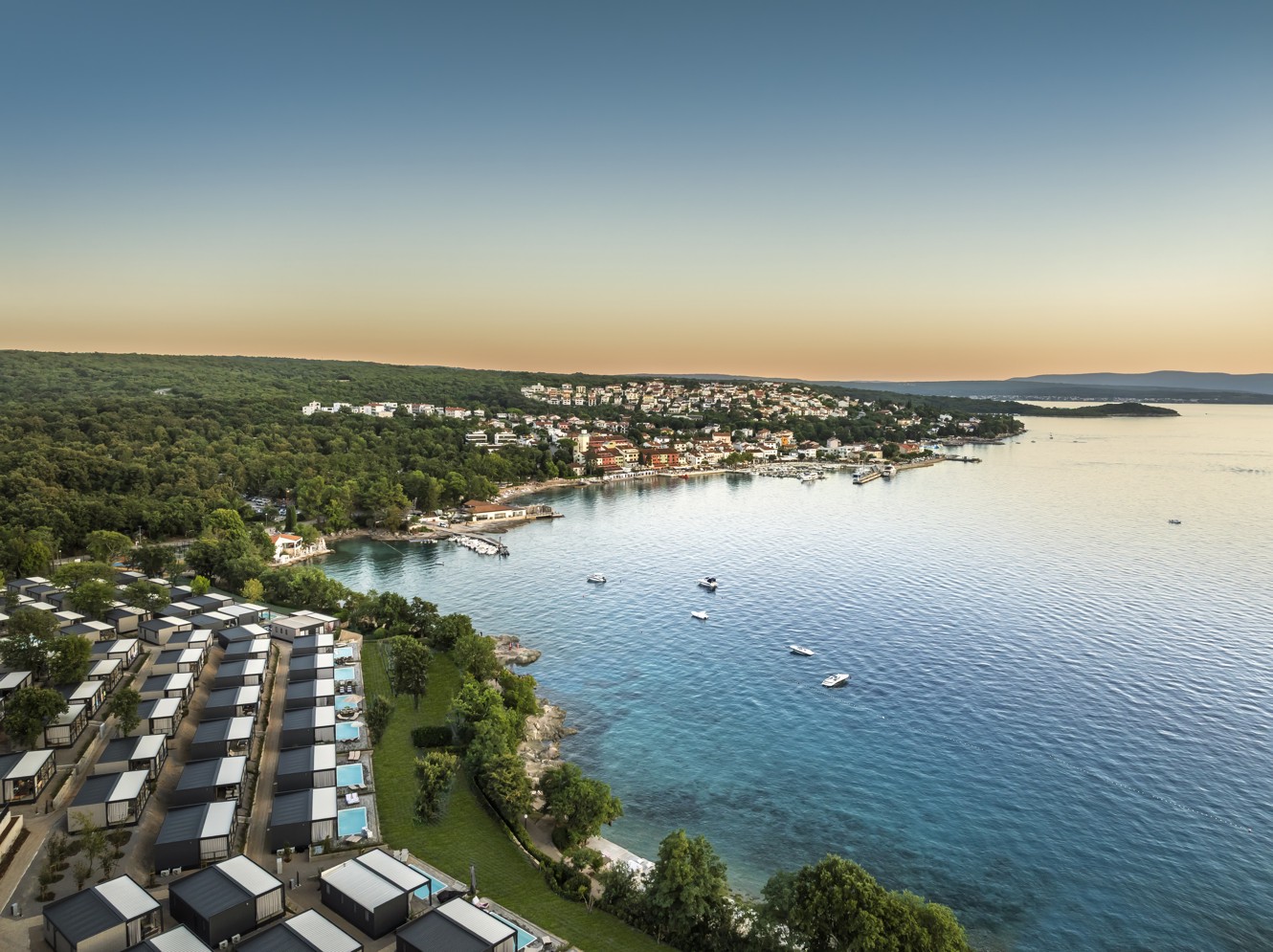 Pogled iz zraka na Aminess Style Camping Atea Resort ob morju in borovem gozdu