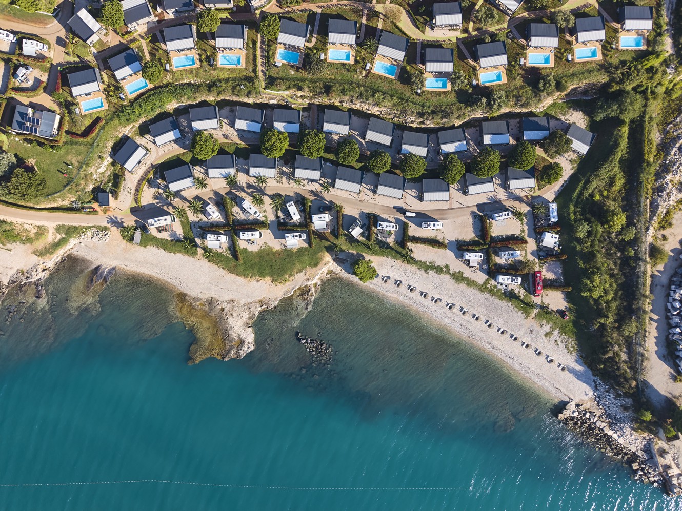 Panoramic view of Pitch Luxury Mare and the beach at Aminess Planet Camping Sirena Holiday Homes, surrounded by greenery, a perfect spot for relaxation
