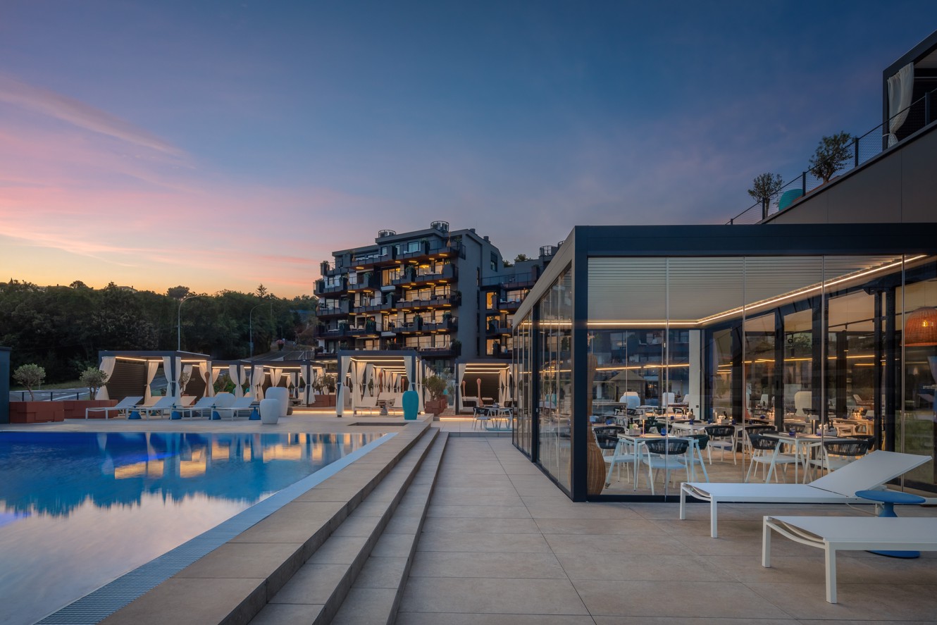 Eksterijer Younique Vollo Hotel Residences by Aminess s bazenom u suton.