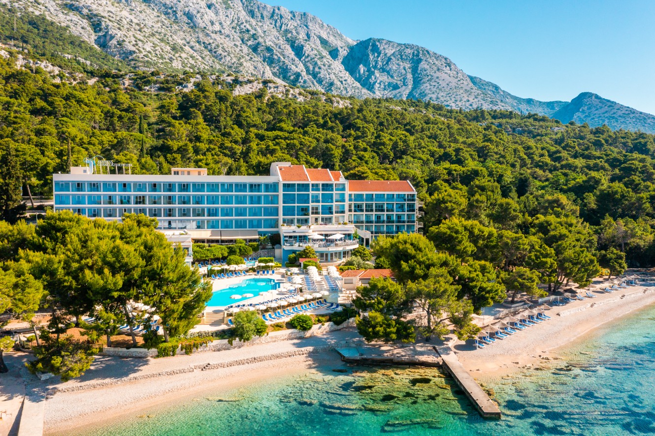 Aminess Vival Grand Azur Hotel seafront location surrounded by lush pine tree vegatition on Peljesac peninsula.
