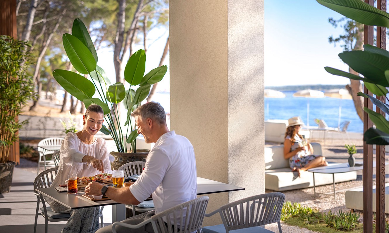 Paar isst im Half8 Restaurant im Aminess Style Camping Avalona Resort.