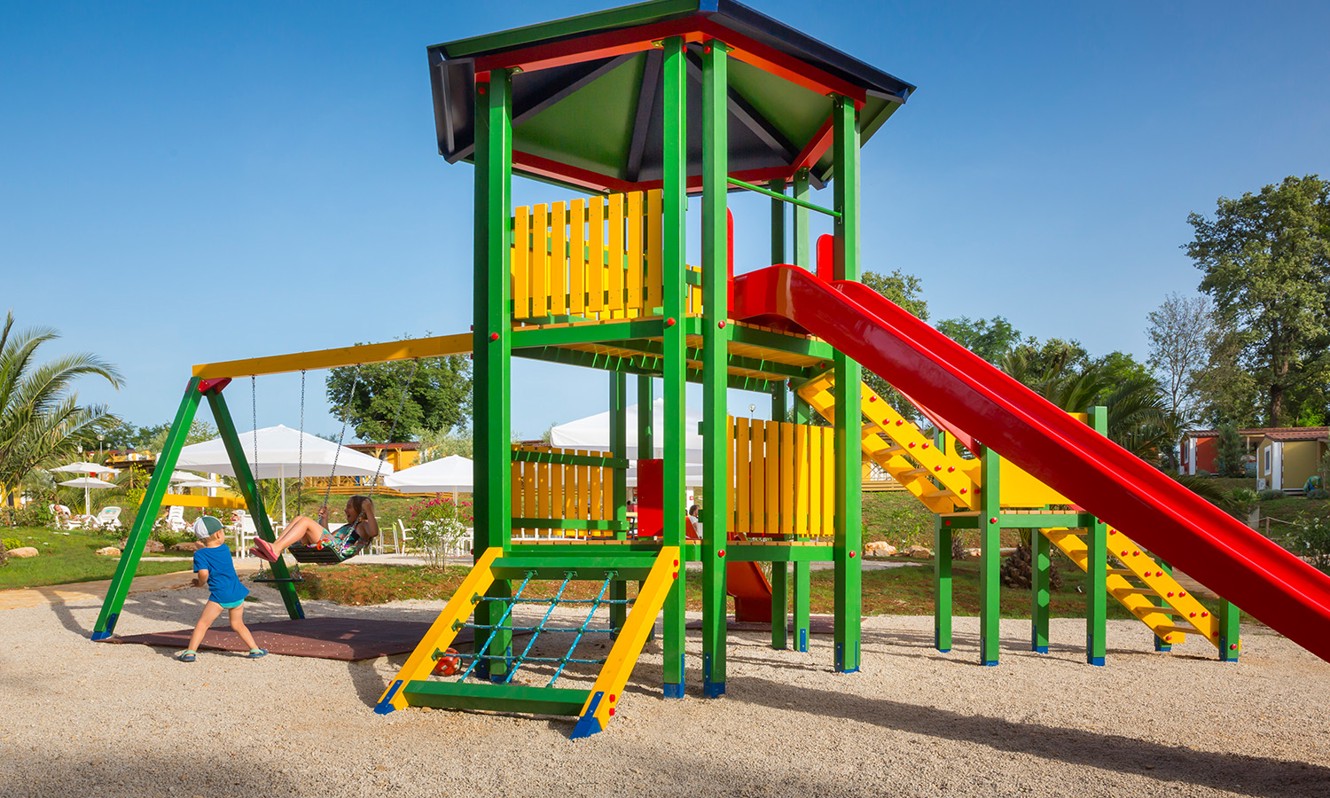 Kinder spielen auf dem Spielplatz im Aminess Planet Camping Maravea Resort, Novigrad Kroatien