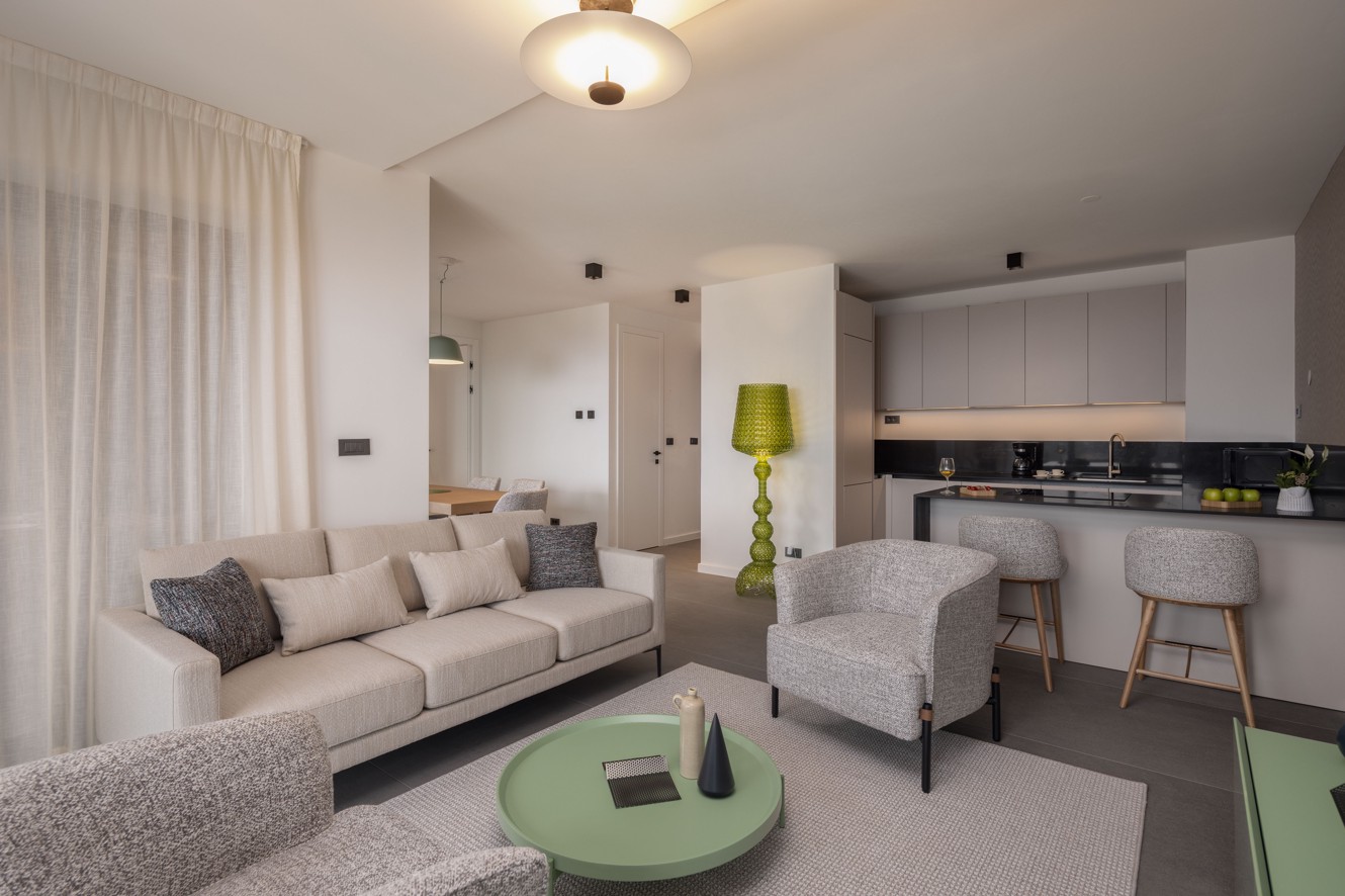 Dnevni boravak Aminess Vollo Residences s kuhinjom i prostorom za sjedenje.