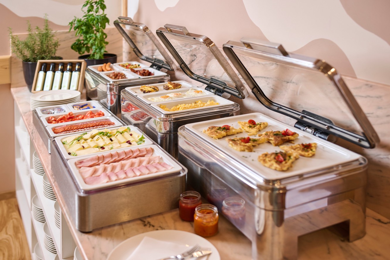 Buffet della colazione dell hotel Aminess a Karlovac con piatti caldi e freddi