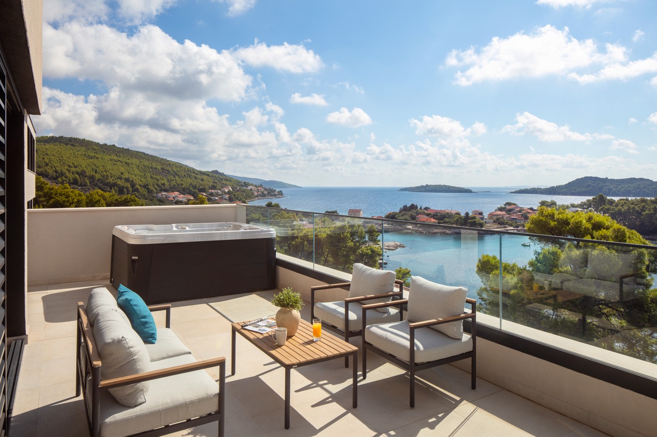 Ruim terras in Aminess Alfir Resort met privéjacuzzi, buitenzitplaatsen en panoramisch uitzicht op zee