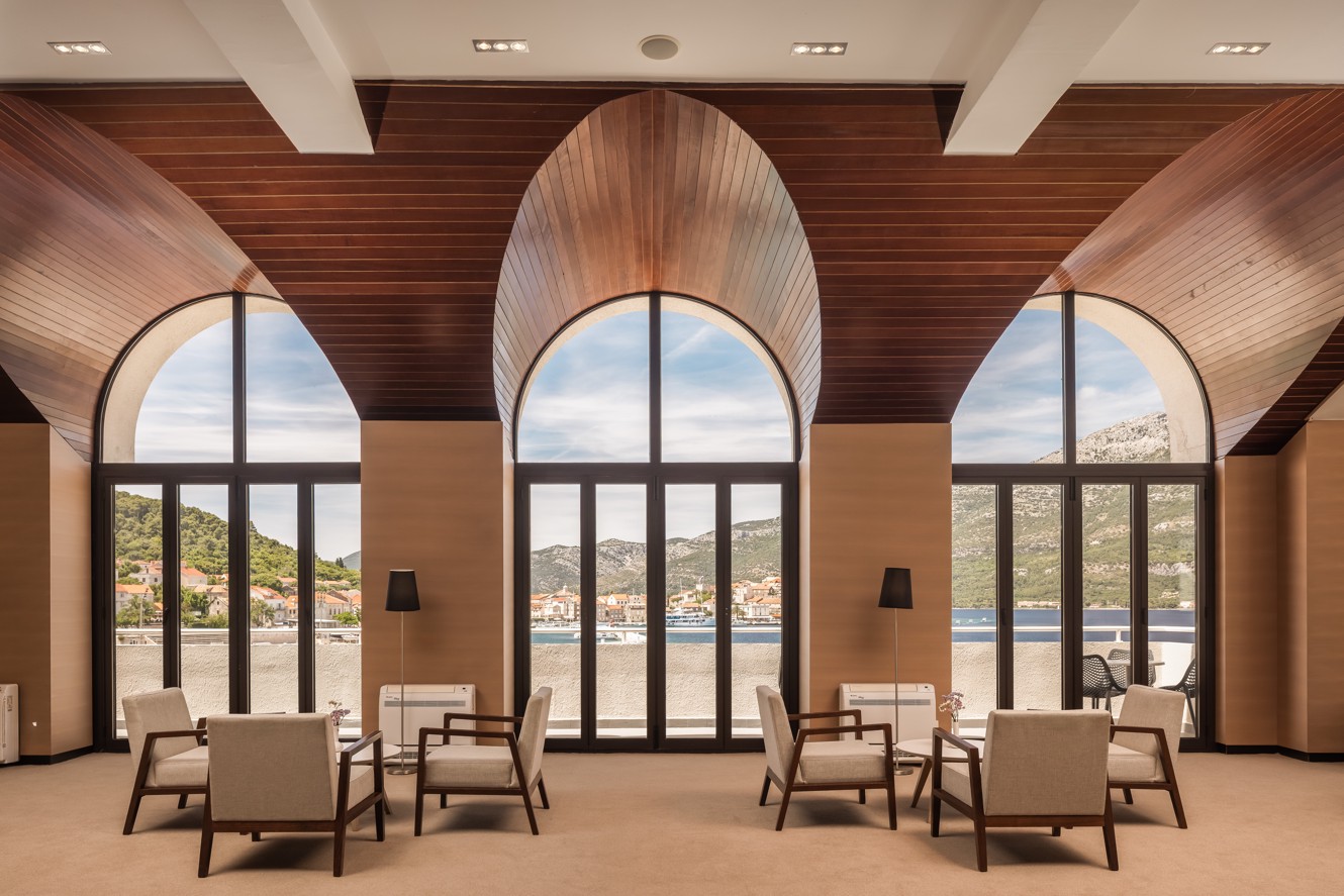 Beeindruckendes Gewölbe mit Bögen in der Noir-Bar im Liburna Hotel