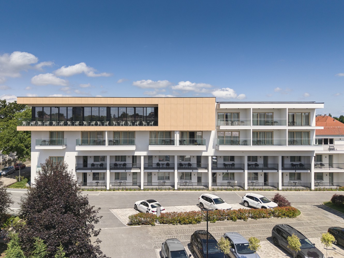 Aussenansicht des Aminess Hotels mit moderner Fassade und Balkonen