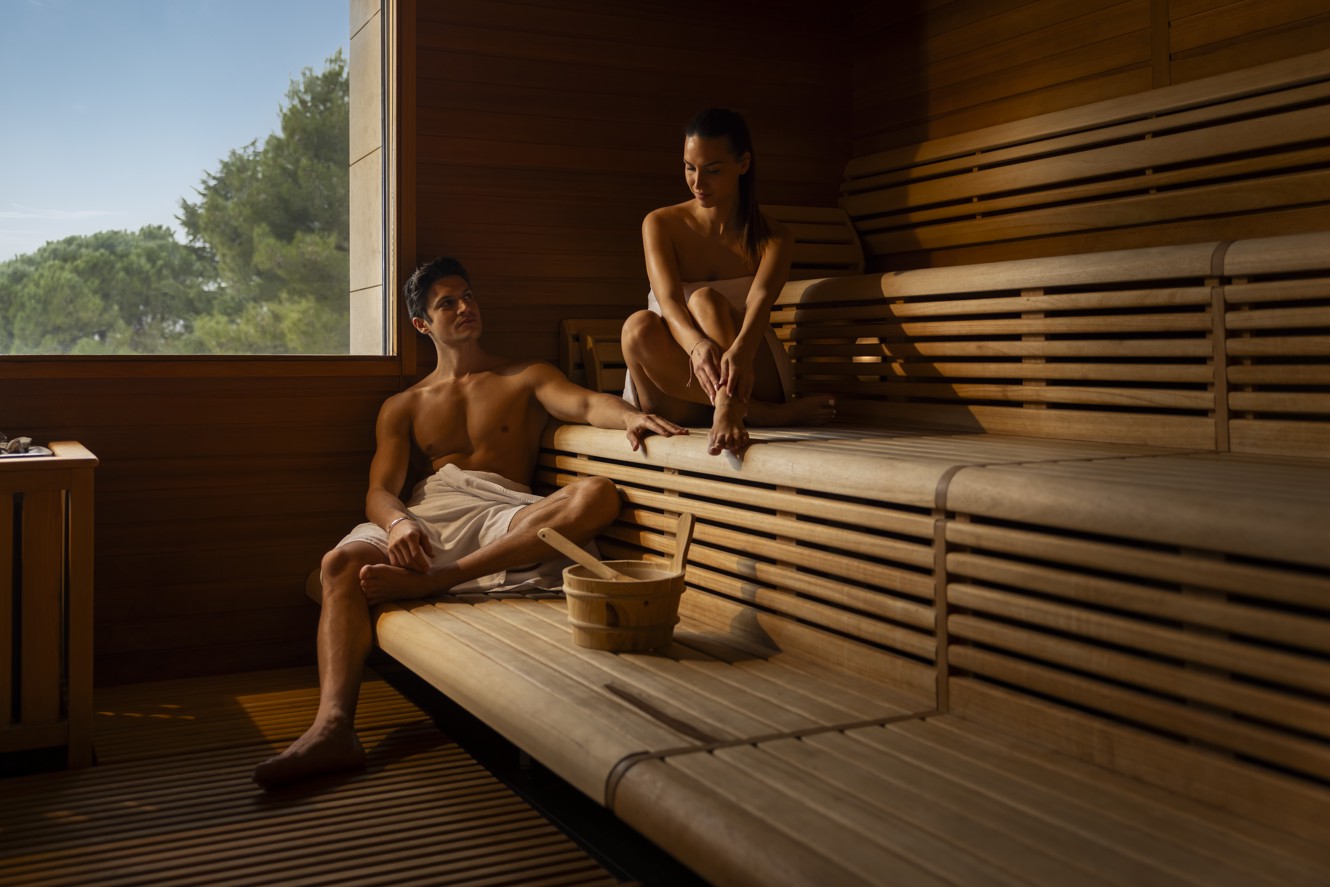 Coppia che si rilassa nella spa, godendo del calore e della tranquillità.