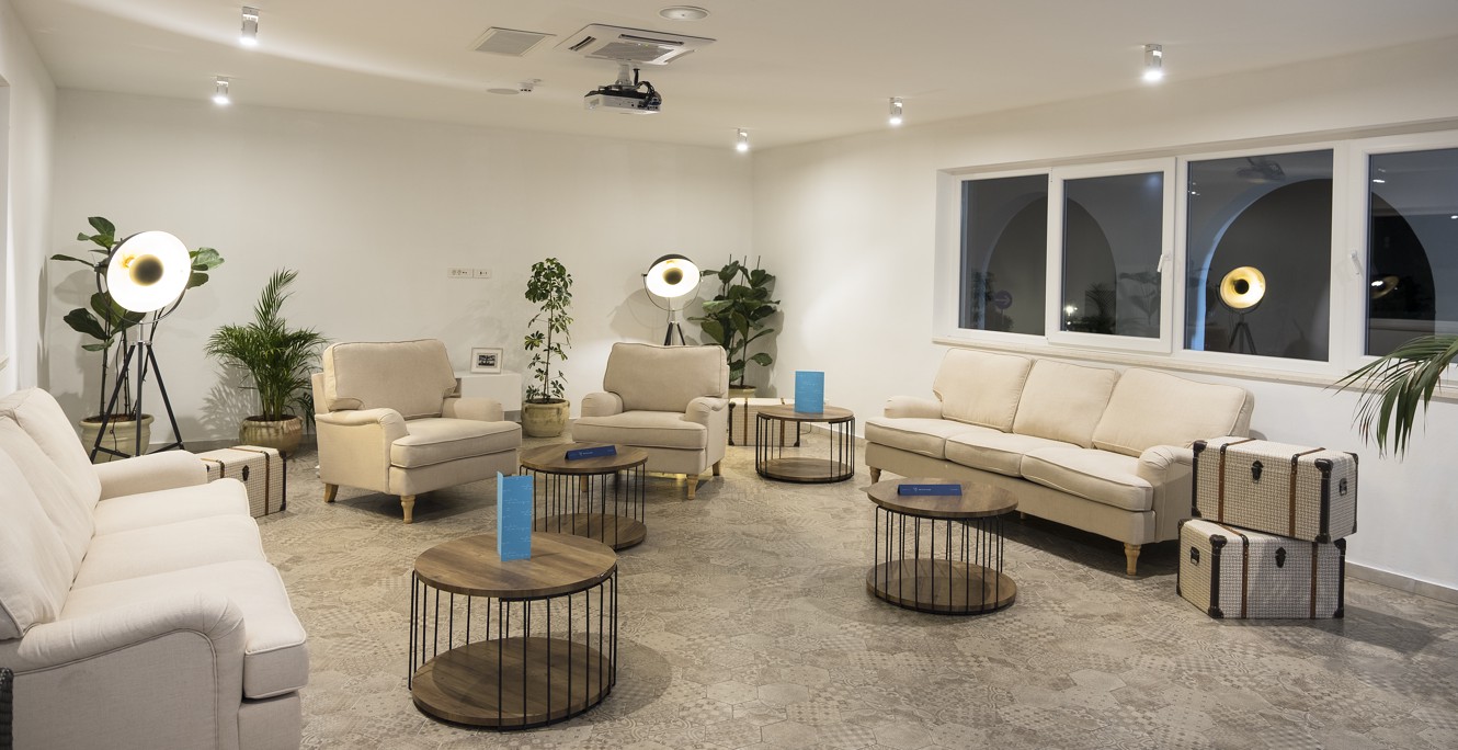Lobby featuring comfortable seating near reception at Aminess Vival Port9 Residence.